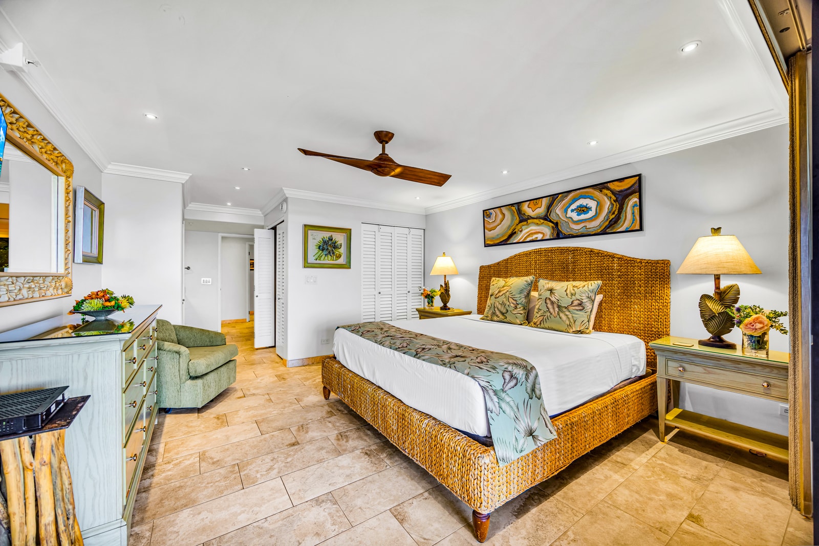 Plenty of space for you to relax and unwind. MAH-109