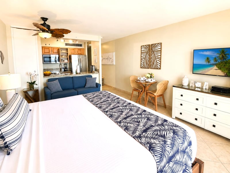 Enjoy a comfortable king size bed and luxurious hotel grade linens  MAH-502