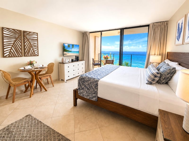 Oceanfront king bed with spectacular views from sunrise to sunset MAH-502