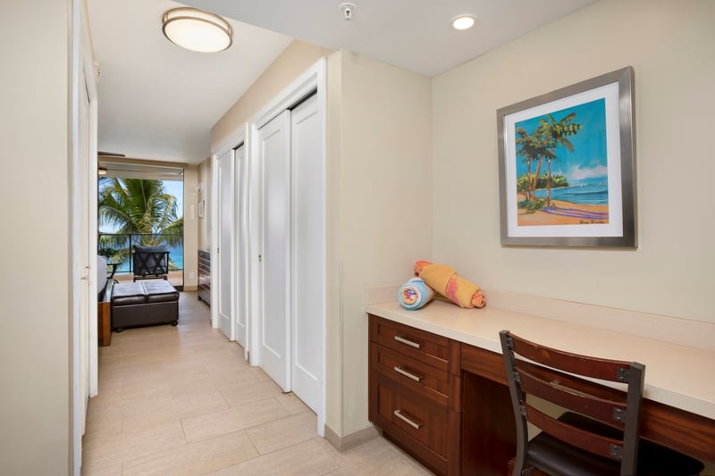 Bright walls, tropical art, and a hint of ocean just beyond—this hidden corner makes creativity feel like a vacation MAH-611