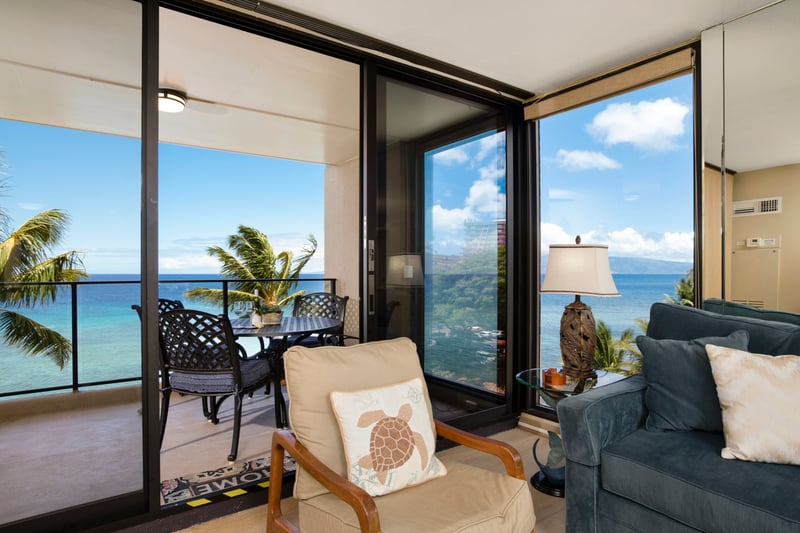 Slide open the glass doors and step into a coastal dream—where warm trade winds and sea views greet you daily    MAH-611