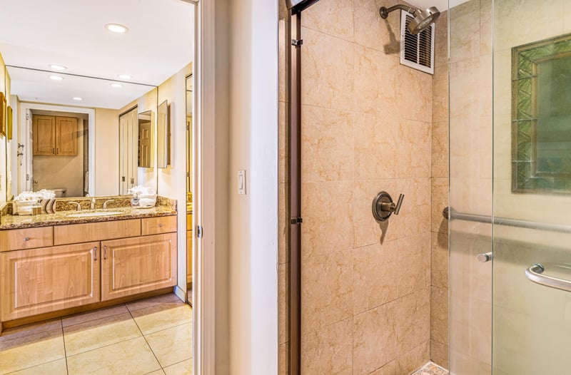 Refresh in a spacious bathroom designed for easy mornings
MAH-814