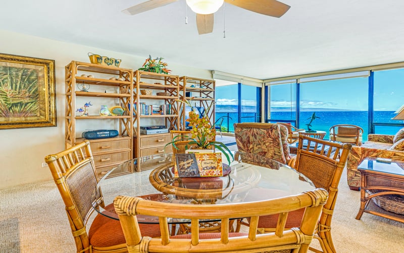 Easily enjoy ocean views from anywhere in the home, from the dining to the living room MAH-814