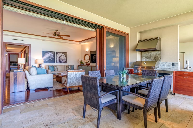 This isn’t just outdoor dining—it’s your front-row seat to paradise, served with a splash of sunshine    