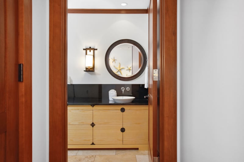 Convenient guest bath in main hallway.