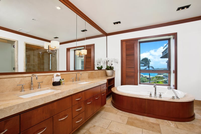 Soak in style as the sun kisses the ocean—this tub curves like a hug and offers views that melt away reality  
