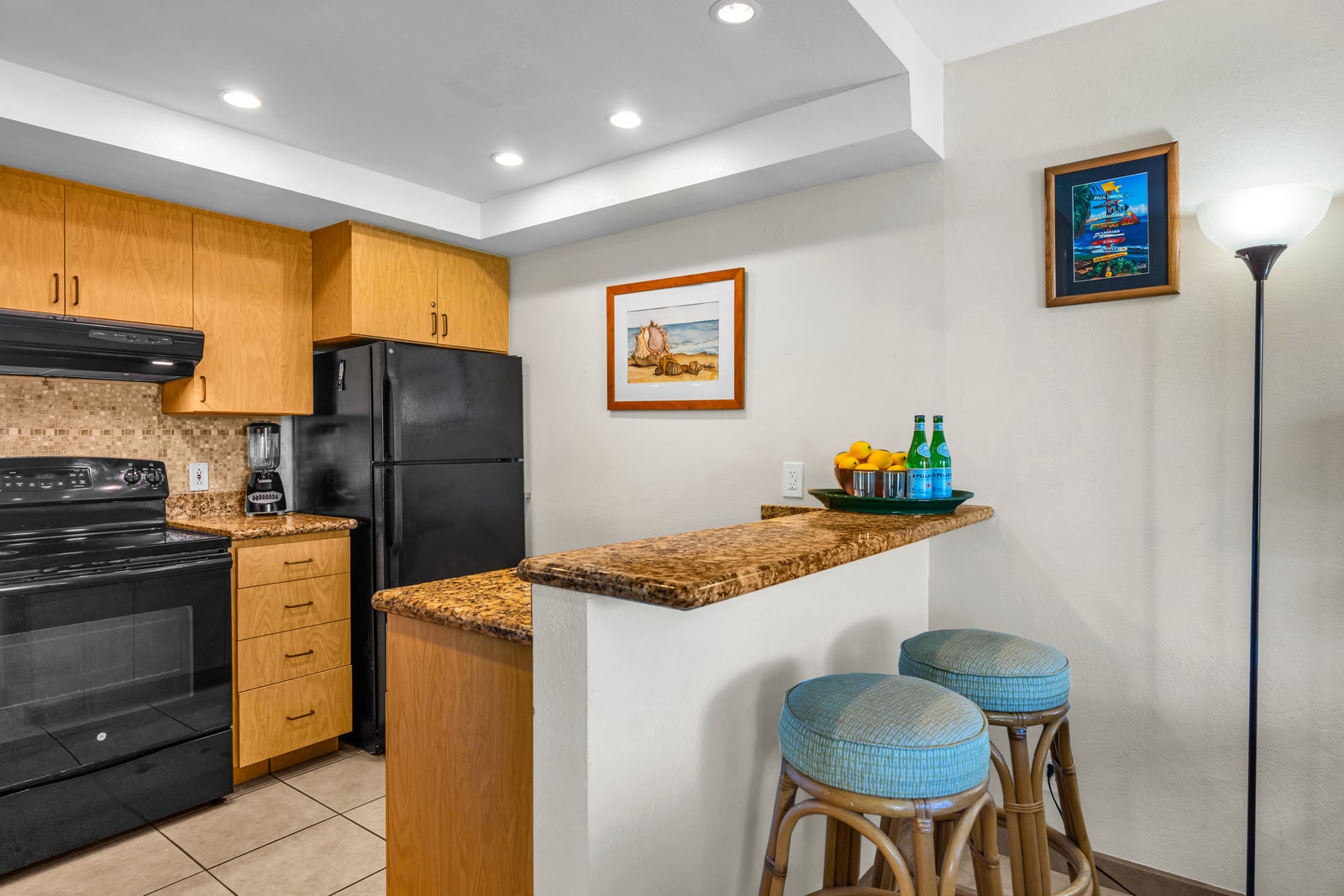 Enjoy coffee or cocktails at the seated bar NAP-A24