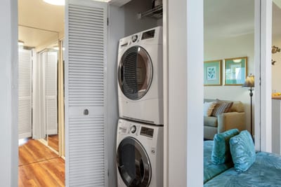 Pack light and stay fresh—this cozy corner laundry setup means beach towels and outfits are always ready NAP-A25