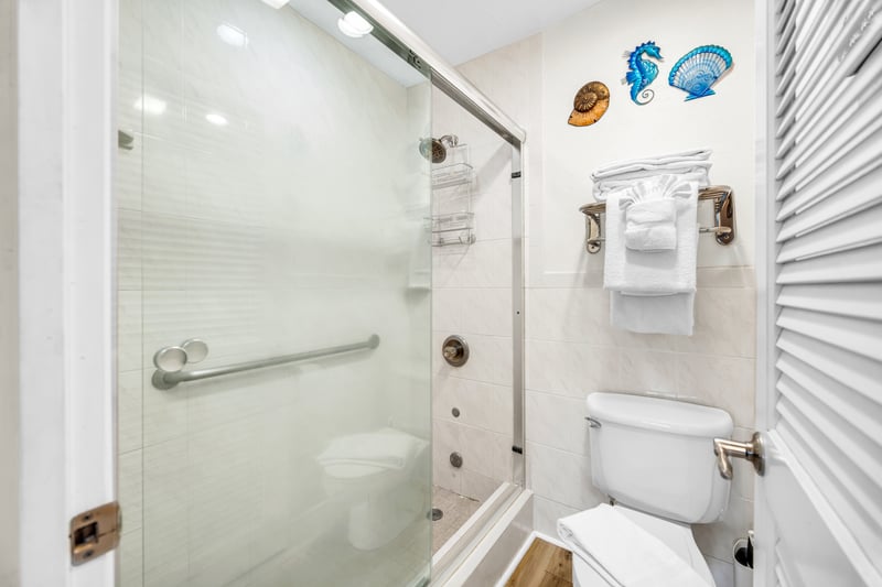 Clean and simple bath designed for comfort and functionality NAP-B42