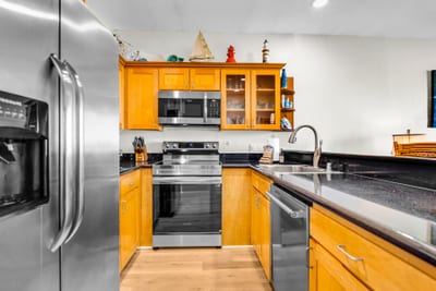 Cook with ease in a warm and functional vacation kitchen NAP-B42