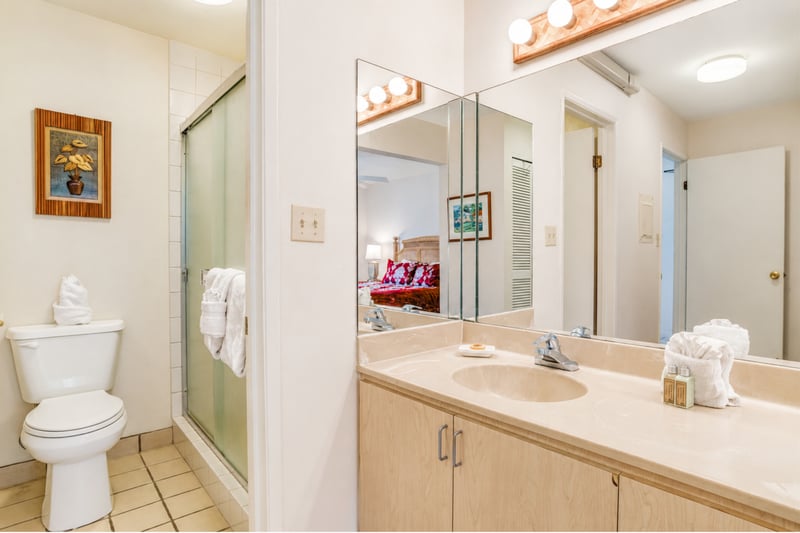 A spotless, beautifully tiled walk-in shower to rinse off the sand and salt after a great day at Napili Bay.