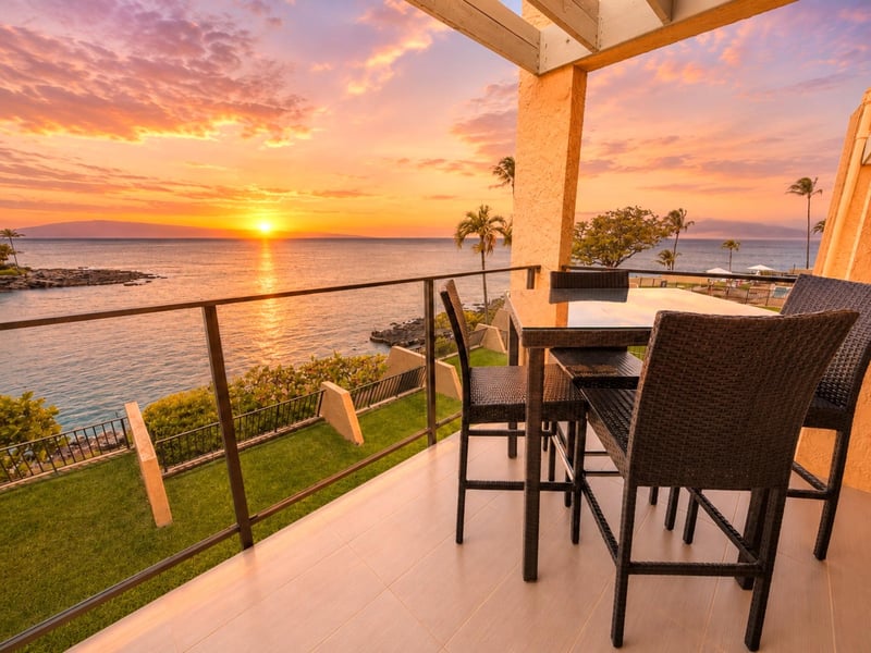 Step outside to an open-air perch with sweeping Pacific views and room to settle in NAP-C19