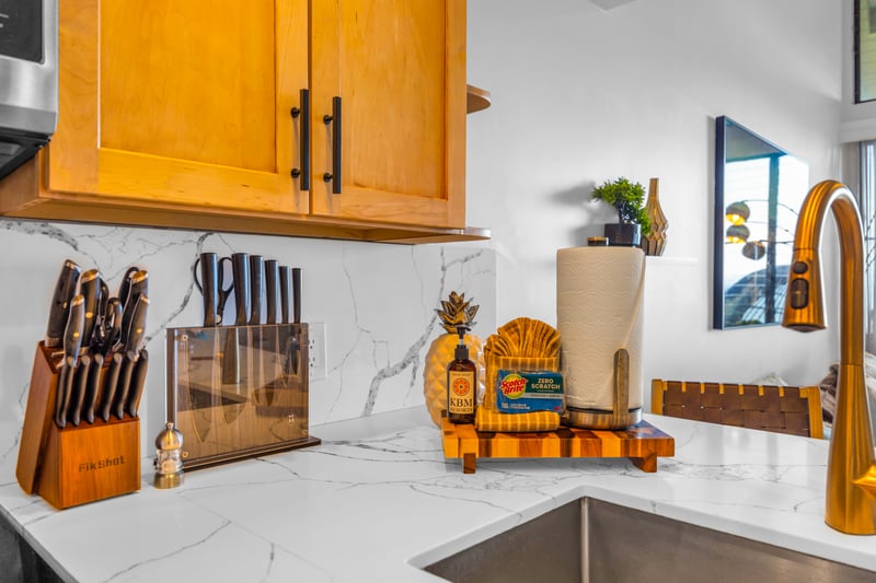 The kitchen opens to the main living space, so you can chat, pour drinks, and plate meals without missing the view.
