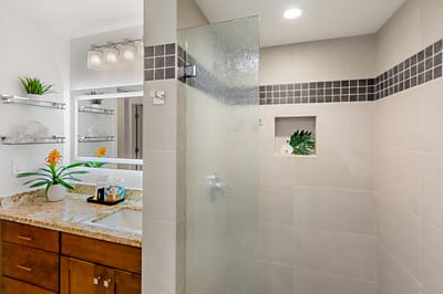 Step into your shower and tub combination, ideal for rinsing off after the beach or soaking at the end of the day. PKD-104