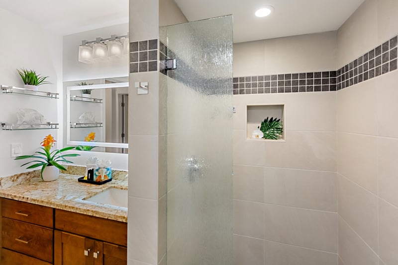 Step into your shower and tub combination, ideal for rinsing off after the beach or soaking at the end of the day. PKD-104