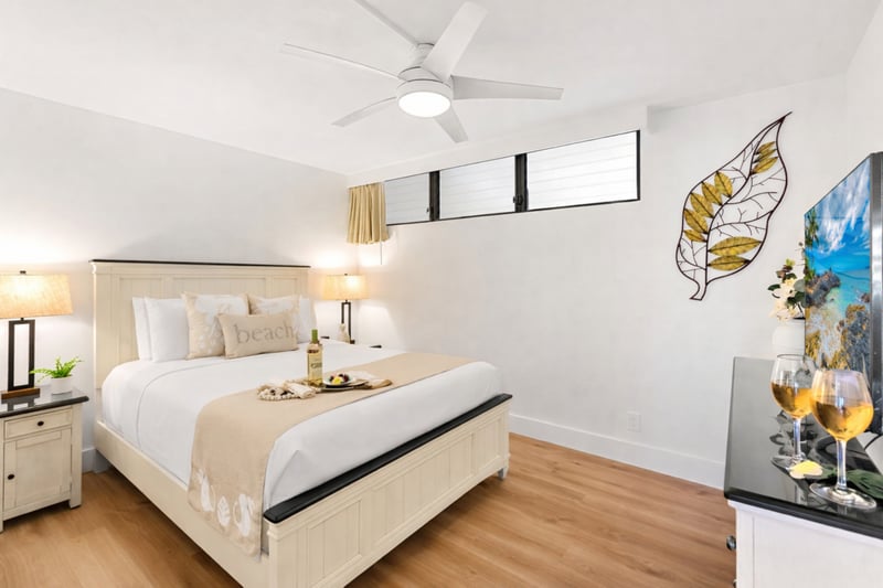 Wake up refreshed in your serene bedroom with ceiling fan and nearby split air conditioning for personalized comfort. PKD-104