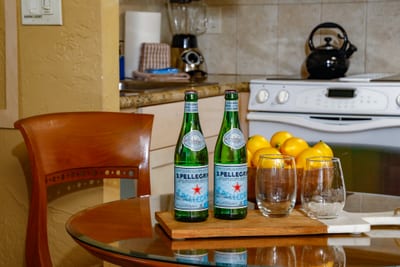 This countertop doesn’t just serve looks—it serves lemon-fresh refreshment to kickstart your stay with a fizz