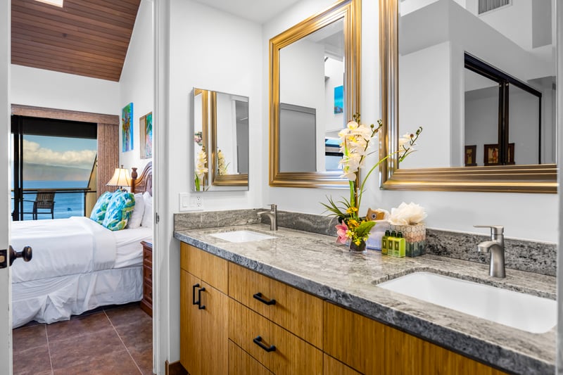 Fresh flowers and elegant details make the primary bath feel like your own island spa.