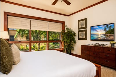 Generous guest suite with classic island furnishings and peaceful ambiance