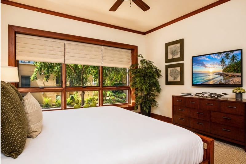 Generous guest suite with classic island furnishings and peaceful ambiance MON-1303