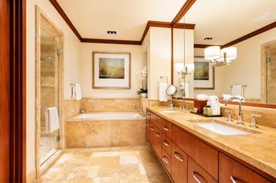 Bright and refined, this guest bathroom offers ample space and elegant finishes for a refreshing retreat