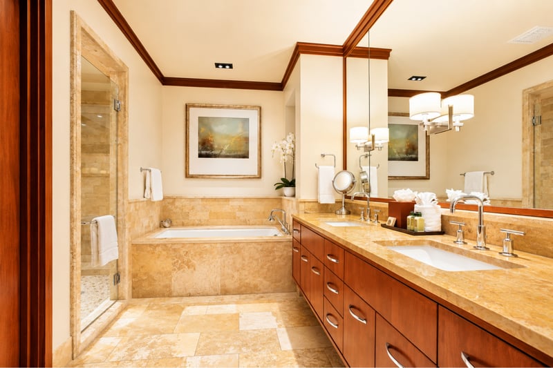 Bright and refined, this guest bathroom offers ample space and elegant finishes for a refreshing retreat