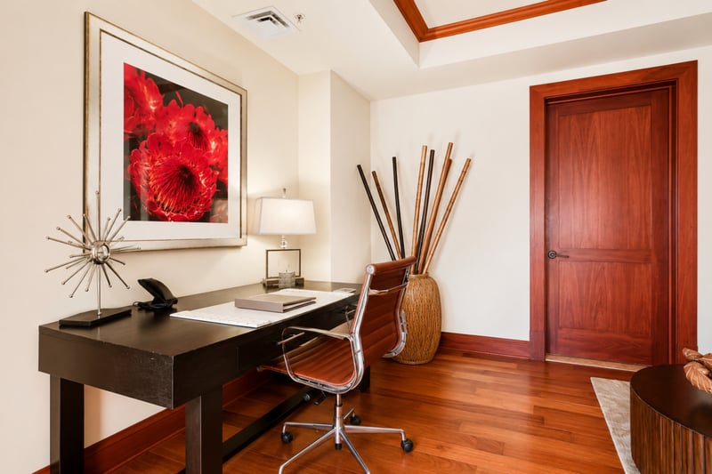 A quiet nook for reading or writing, filled with natural warmth MON-1303