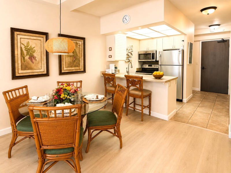 Open dining space connecting seamlessly to the kitchen WH2-465