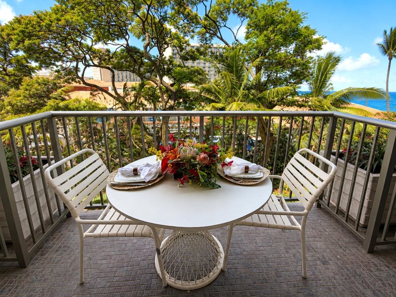 Dine outdoors while enjoying lush tropical surroundings WH2-465