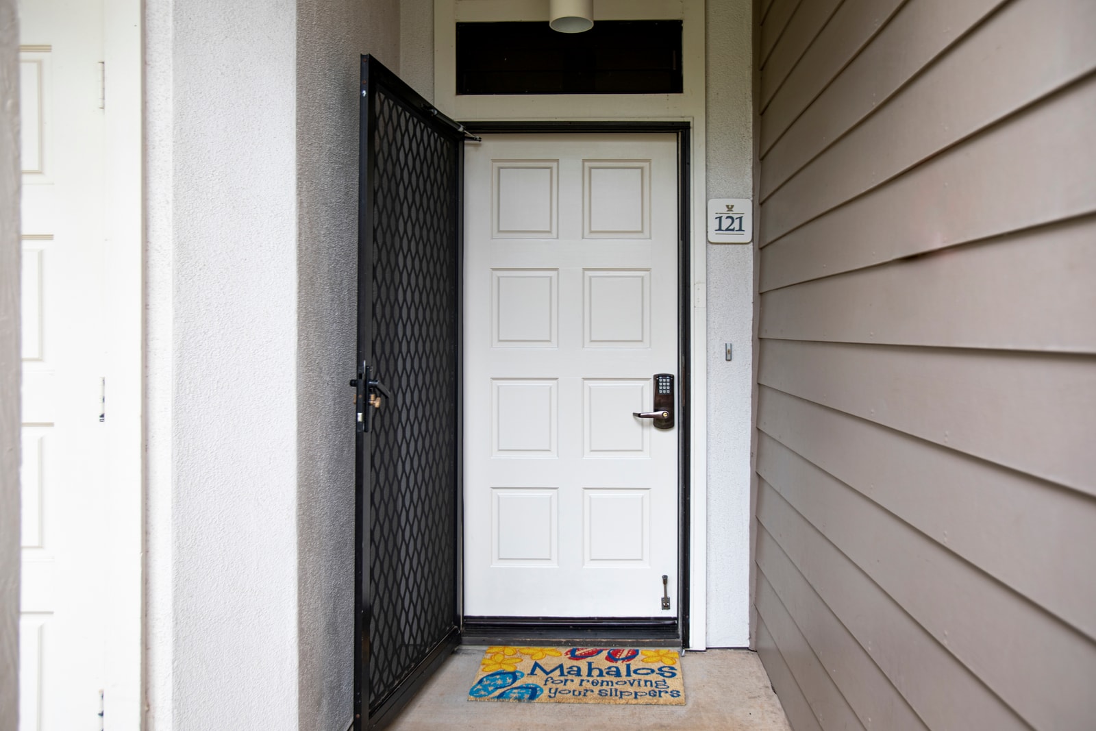 Front door entrance with keyless entry and welcome mat GCH-121
