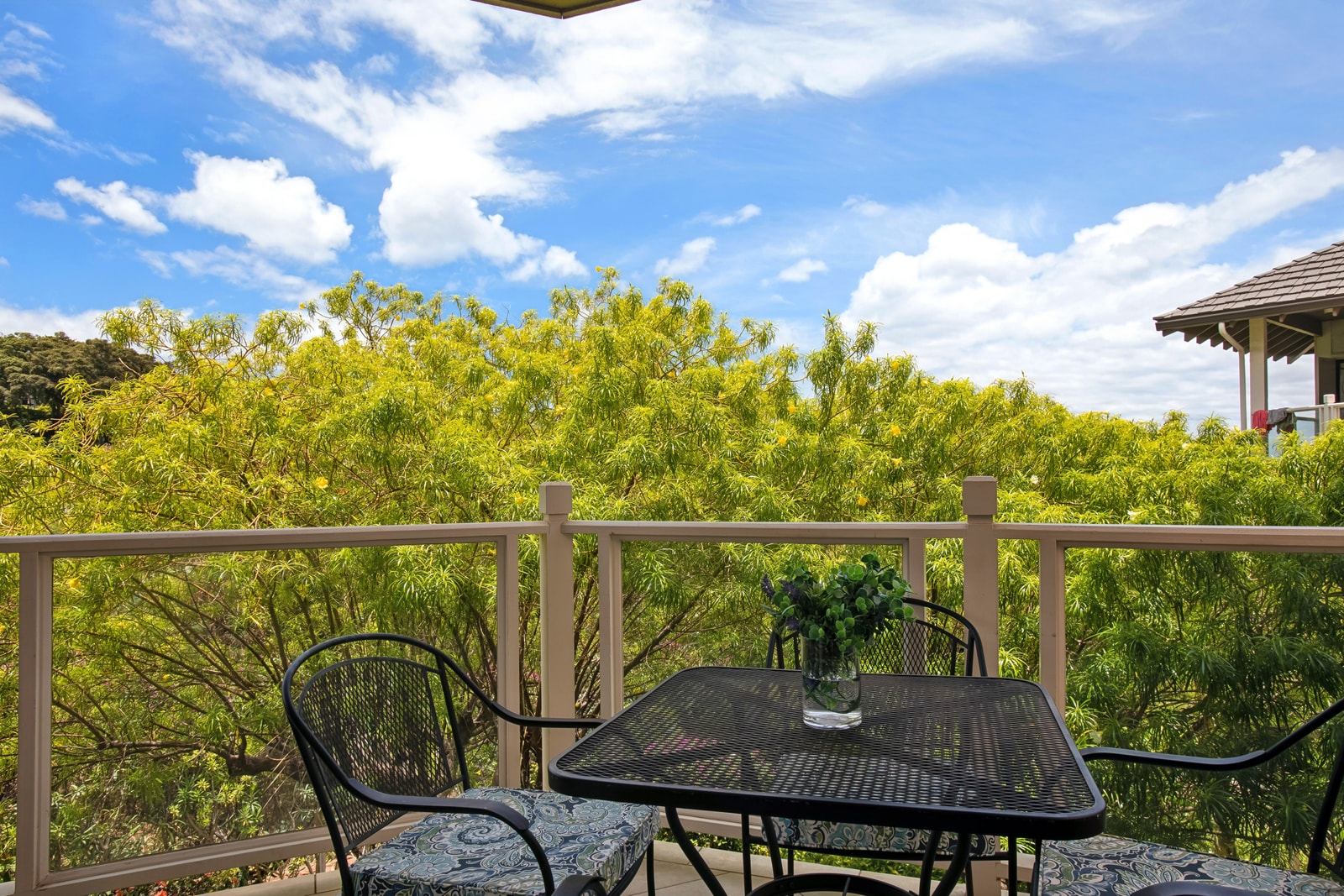 Morning coffee on the lanai is the best way to start your day GCH-121