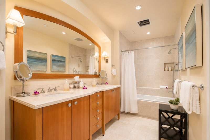 Guest bathroom at Wailea Beach Villas PH505 — tub-shower combo with beach-inspired artwork WBV-PH505