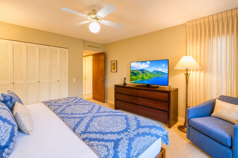 Bright and welcoming guest bedroom with comfortable furnishings.