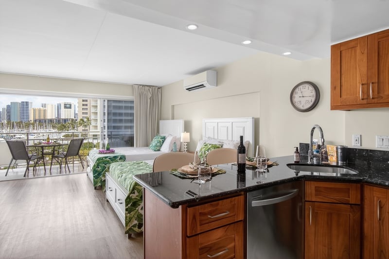 The open floor plan makes it easy to enjoy views even while cooking ILK-437
