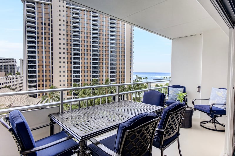 Expansive lanai offering outdoor dining space and views of the harbor. ILK-732