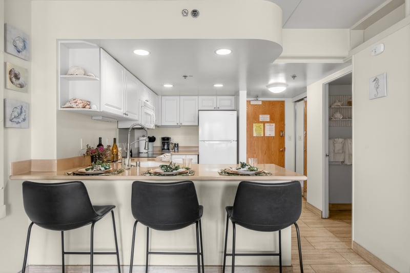 Contemporary kitchen with breakfast bar seating, ideal for casual dining and entertaining. ILK-732
