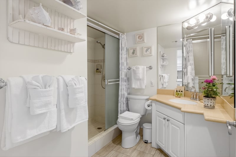 The pristine bathroom, complete with fresh towels, luxury amenities, and plenty of space to get ready for your day on the town. ILK-732