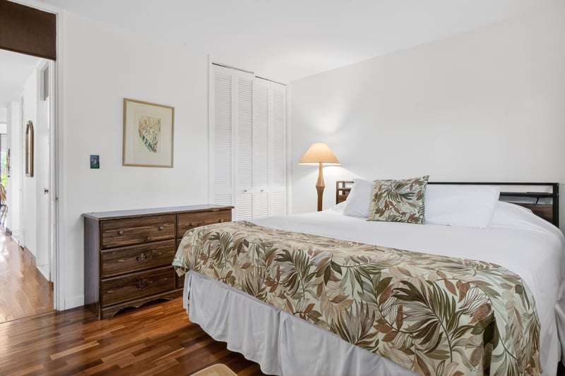 Rest peacefully in a serene primary bedroom retreat KUL-E113