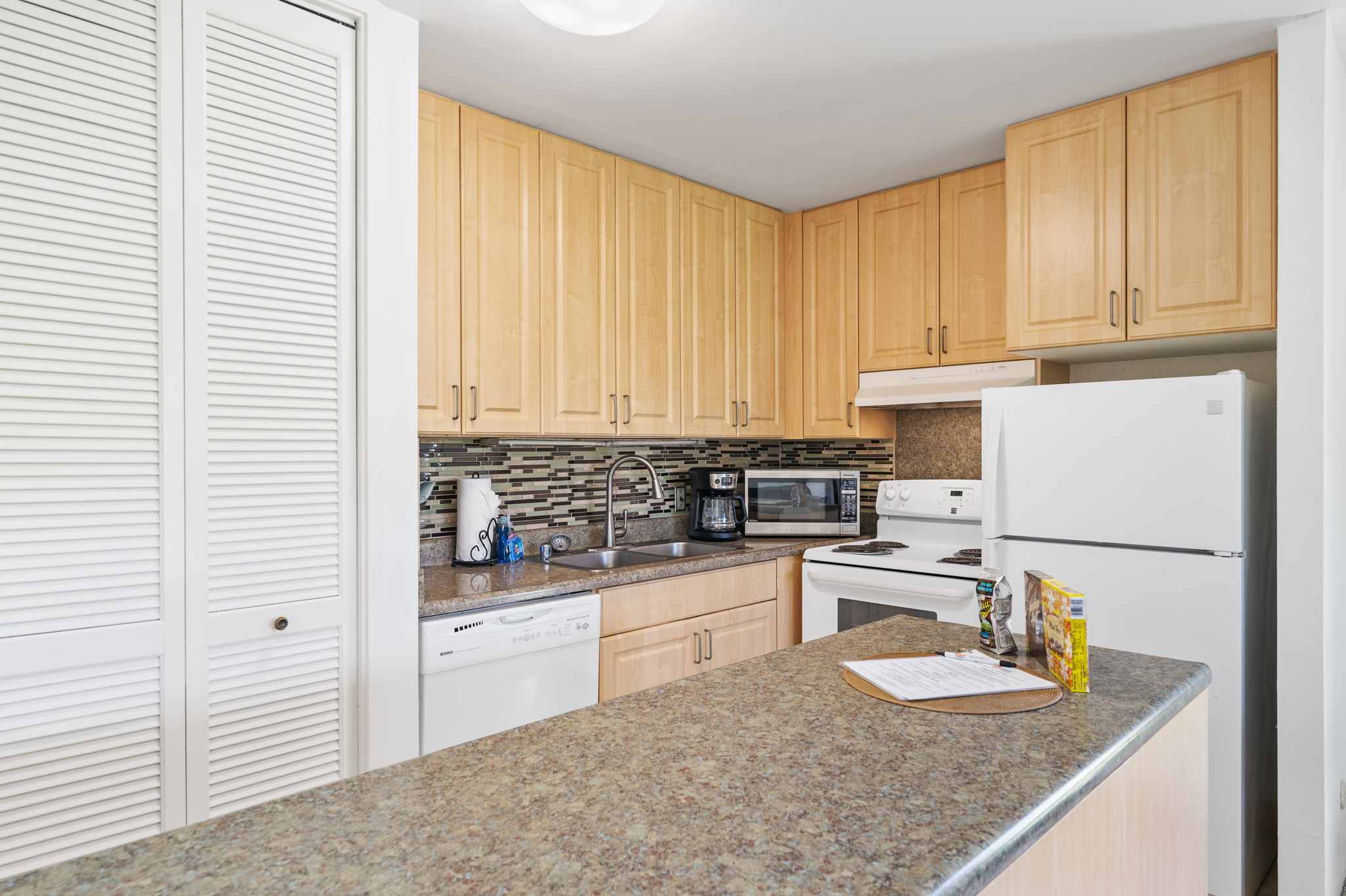 From sunrise coffee rituals to sunset snack runs, this cozy cove of drawers and warmth makes every meal feel intentional    