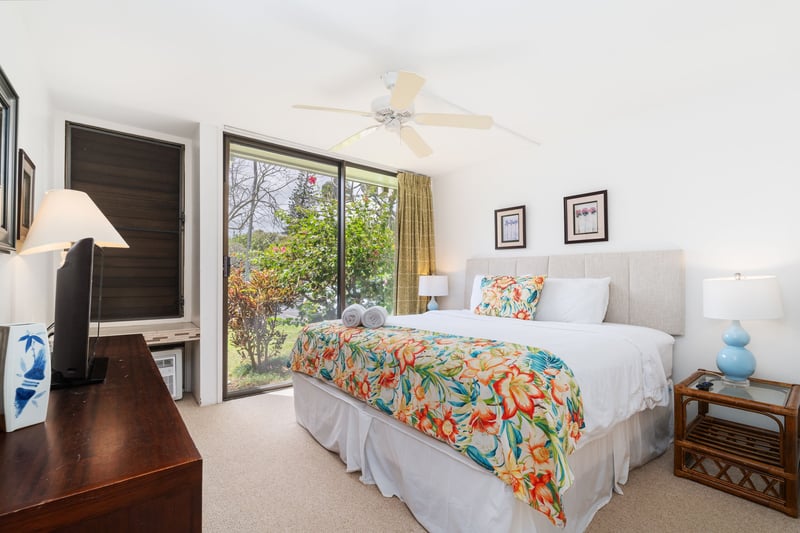 Tropical prints, blue lamps, and golden light — this cheerful nook is pure paradise wrapped in comfort
