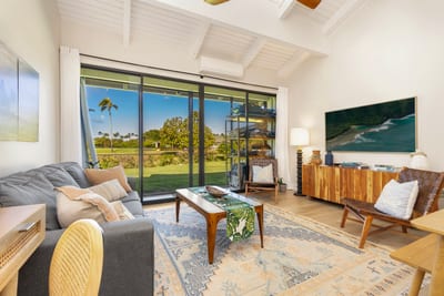 Gather with family or friends in this airy lounge with soft seating and easy access to the Golf Course greens. KUL-W11