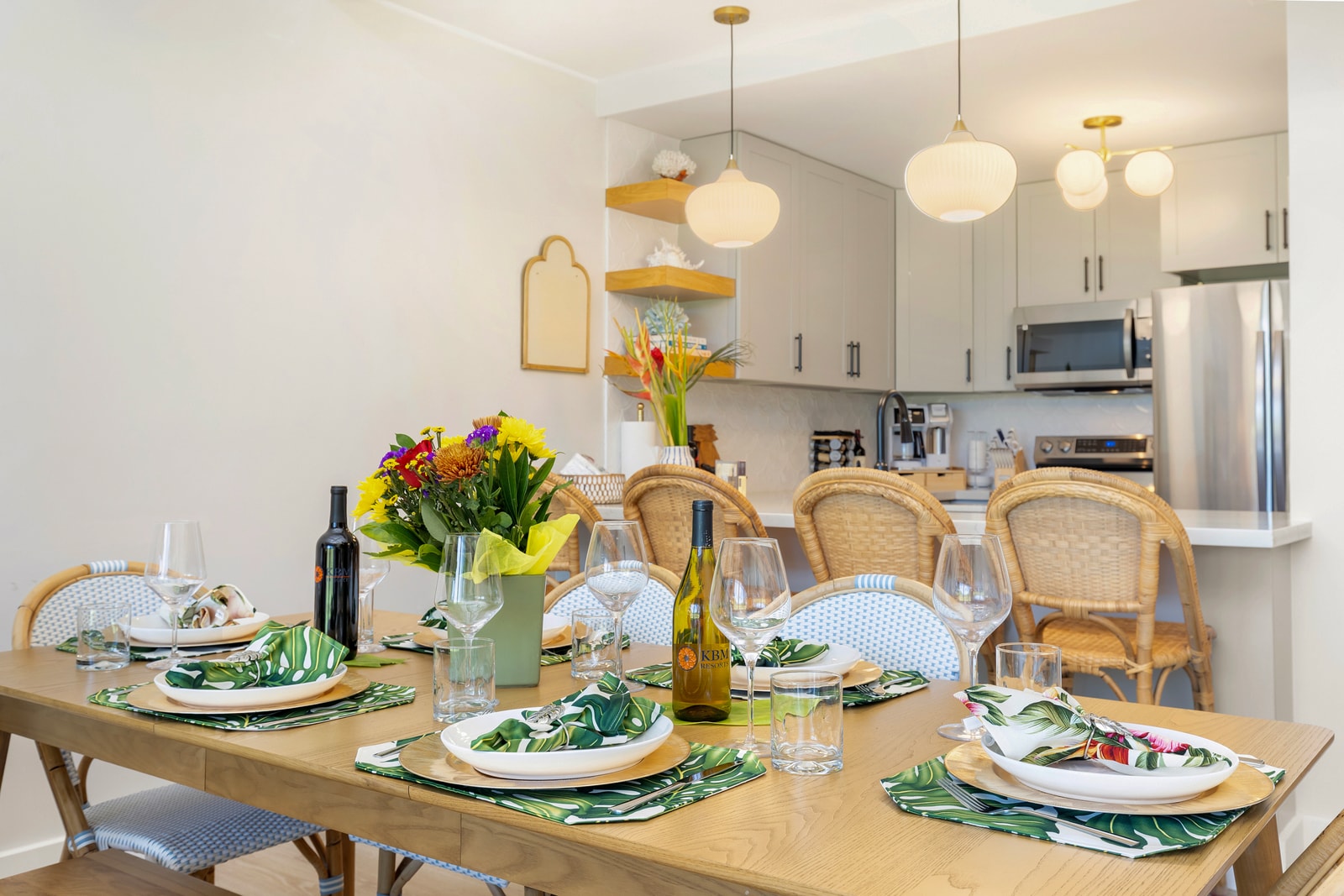 Dine together at your light-filled table with plenty of space to linger over breakfast or sunset bites.