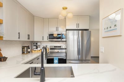 The fully equipped kitchen has everything you need to cook your favorite meals, with quartz countertops and modern stainless steel appliances. KUL-W11