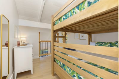Comfort and flexibility come together in this group-friendly bunk room with extra sleeping options. KUL-W11
