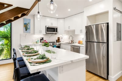 From quick breakfasts to slow, multi-course dinners, your dining area is ready for every vacation memory. KUL-W145