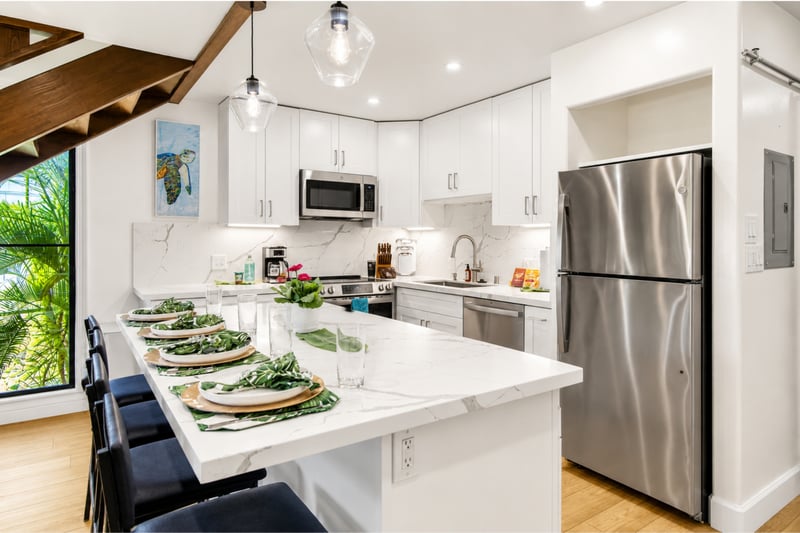 From quick breakfasts to slow, multi-course dinners, your dining area is ready for every vacation memory. KUL-W145