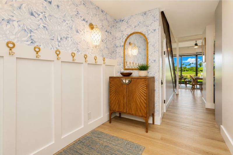 Step inside to vaulted ceilings and a light-filled entry that sets the tone for your north shore stay. KUL-W11