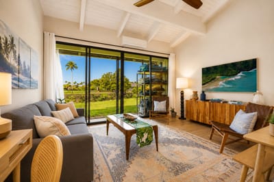 Gather with family or friends in this airy lounge with soft seating and easy access to the Golf Course greens.