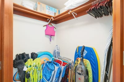 Adventure-ready! This unit comes stocked with beach chairs, boogie boards, umbrellas & more for seaside fun