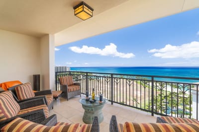 This balcony isn’t just a hangout—it’s a seaside stage for deep chats, clinking glasses, and soft ocean lullabies